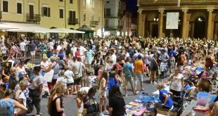 mercatino per bimbi in piazza Cavour