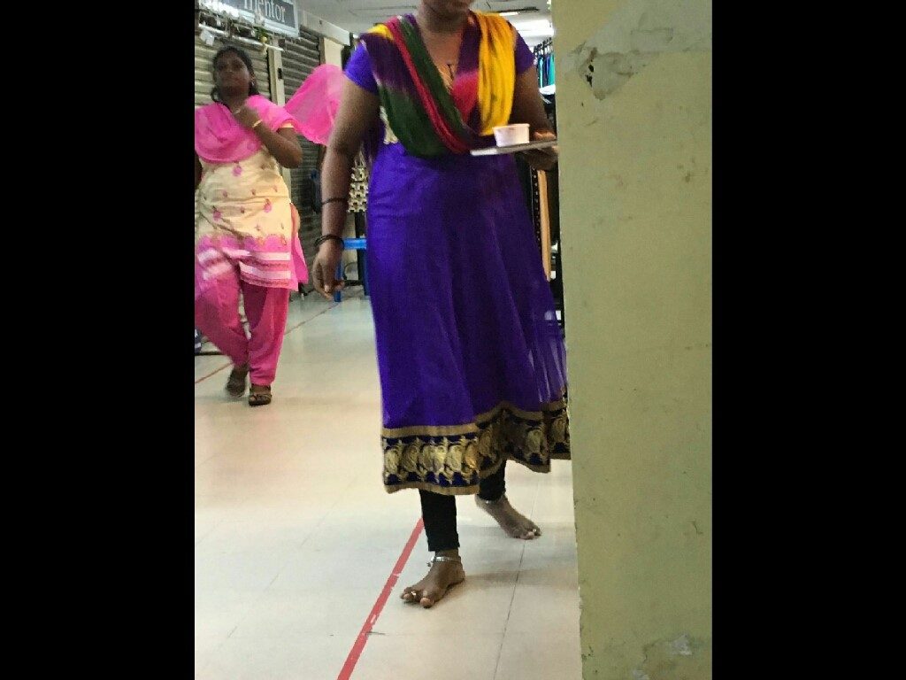 Le donne indiane indossano cavigliere con sonagli e anelli ai piedi