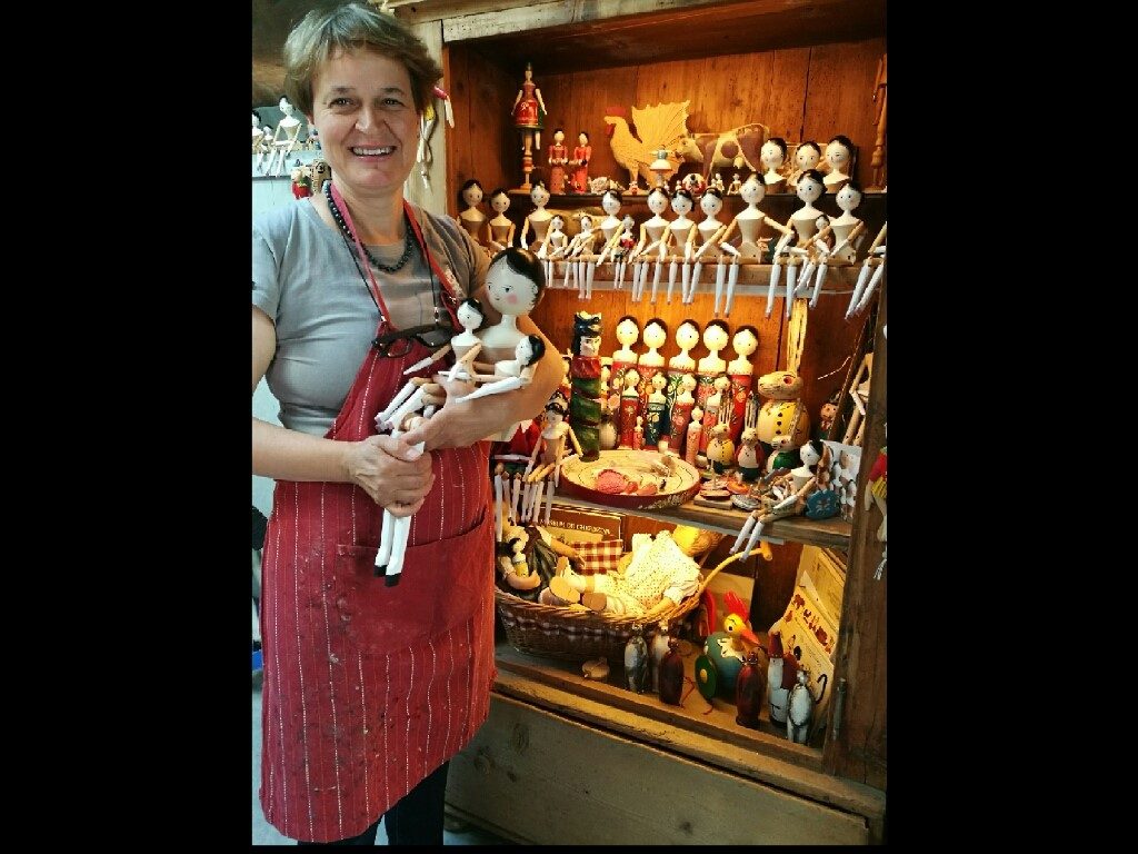 Judith Sotriffer ha ripreso e rinnovato la tradizione dei giocattoli in legno gardenesi, risalente a fine XVII secolo, reinterpretandola in chiave contemporanea. Tra le sue mani le bambole visibili presso il Museo Gherdëina diventano ballerine, più oggetti di design che "giochi" veri e propri