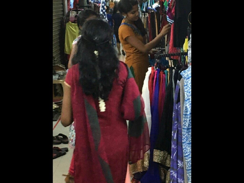 La donna indiana porta i capelli sciolti solo prima del matrimonio, dopo solo legati in segno di obbedienza
