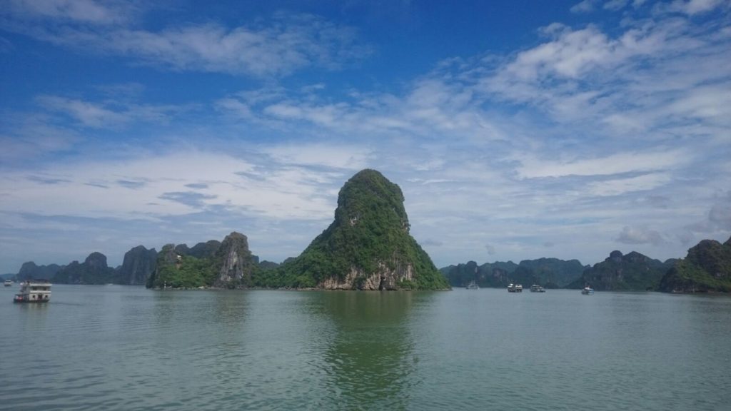 tipiche isole calcaree ad Halong Bay patrimonio Unesco