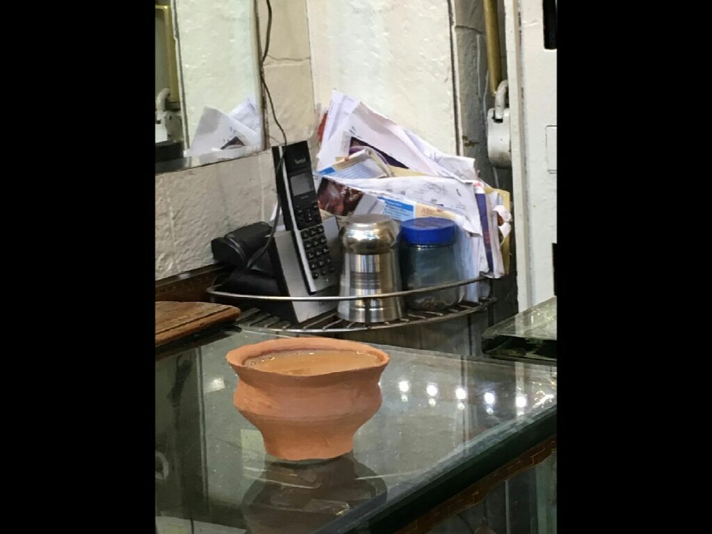 tè chai indiano, servito in una tazza di fango, una volta usata viene gettata in strada e torna al suo stato originario