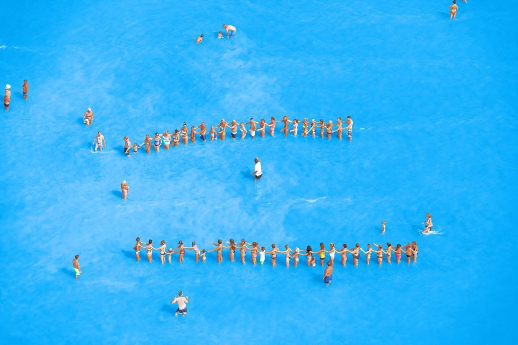 thumbnail_olivo-barbieri-adriatic-sea-staged-dancing-people-2015