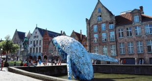 Nei canali di Bruges una balena di plastica riciclata